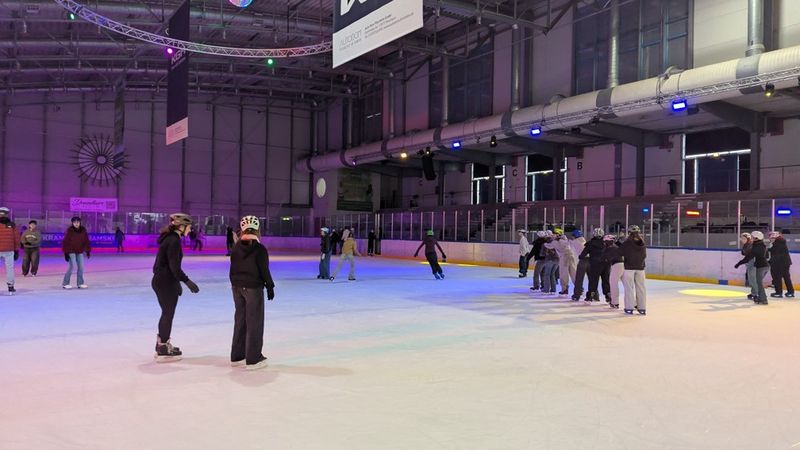 Klassenstufe 10 besucht die Eishalle 